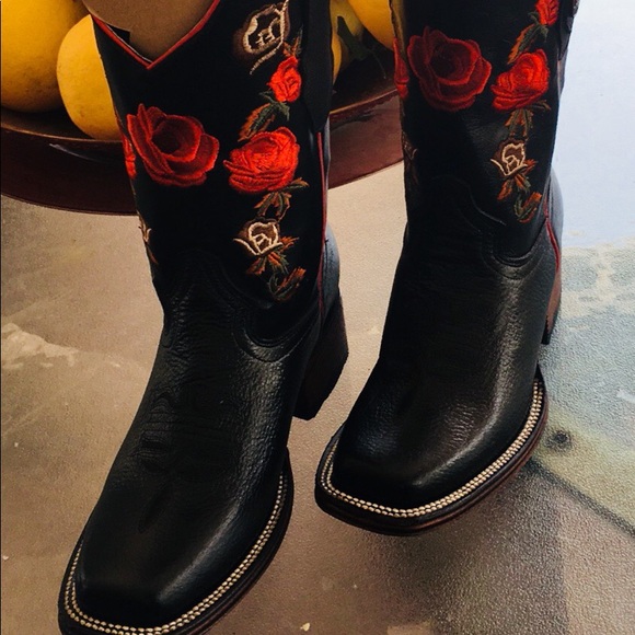 Rose leather black floral design 👢 boots - Picture 2 of 2
